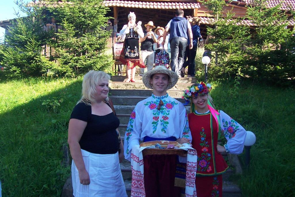 Boykivskiy Dvir Hotel Yasenitsa Zamkova Exterior photo