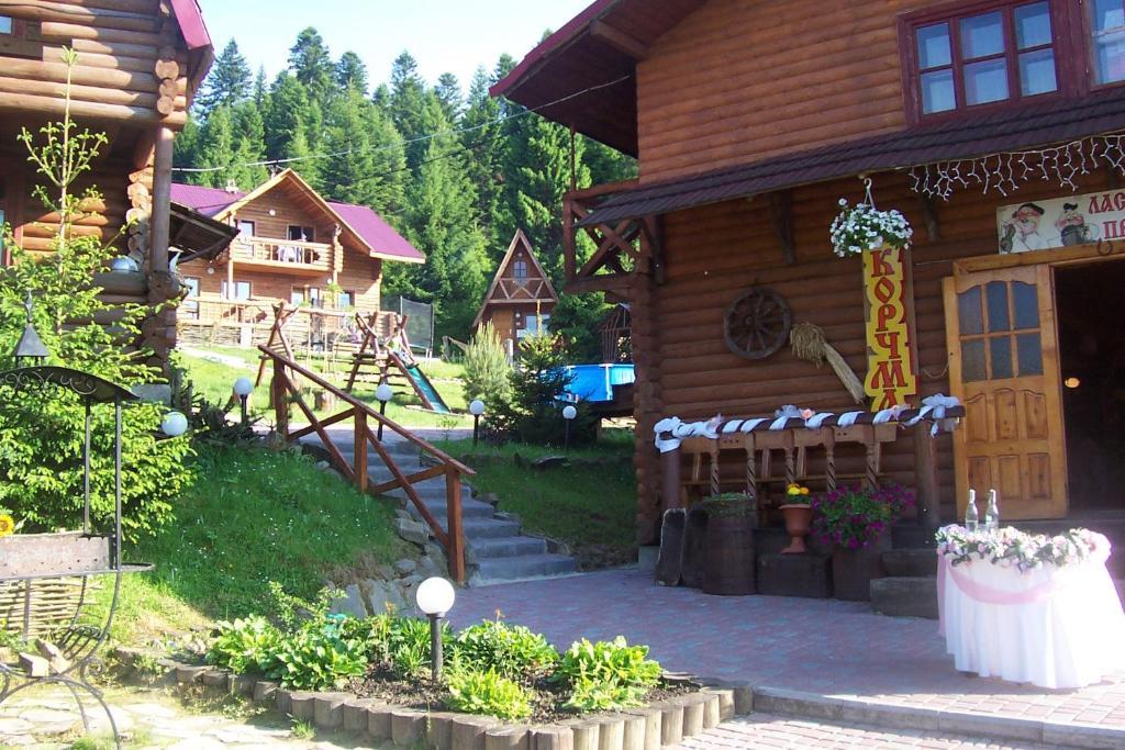 Boykivskiy Dvir Hotel Yasenitsa Zamkova Exterior photo