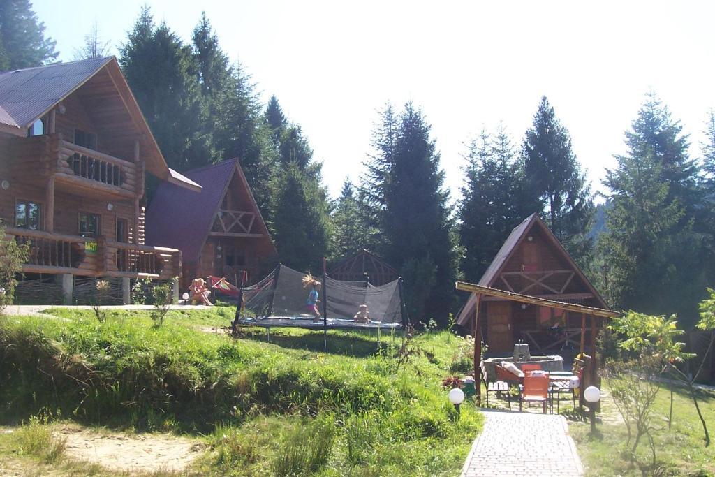 Boykivskiy Dvir Hotel Yasenitsa Zamkova Exterior photo